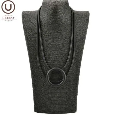 Gargantilla de cadena de suéter de goma - Collar colgante redondo negro para mujer joyería de moda Foto 1 de 4