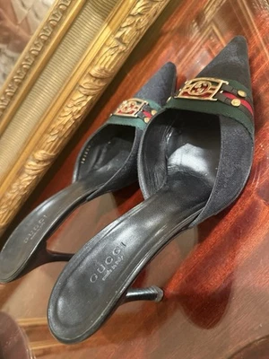 Mulas con monograma Gucci negras con acento Horsebit Foto 1 de 2