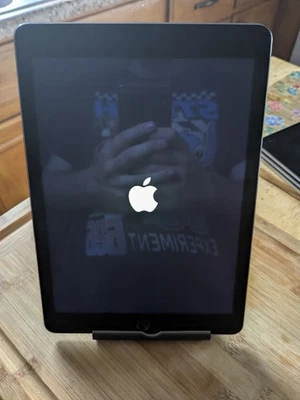 Apple iPad 2da Generación A1566 9.7" / 1536*2048 A8X 1.5GHz IPAD OS 15.8.5 *SE Negro Foto 1 de 2