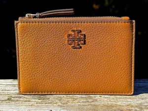 Tory Burch Damen Britten Reißverschluss genarbtes Leder Kartenetui Geldbörse Elch Neu mit Etikett - Bild 1 von 6