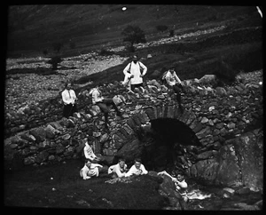 ANTIKE magische Laterne Dia FAMILIE UM EINE STEINBRÜCKE UM 1910 EDWARDIANISCHES FOTO - Bild 1 von 2
