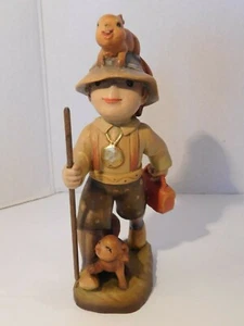 FIGURA DE COLECCIÓN ANRI FERRANDIZ TALLADA EN MADERA ""EL CAMPEÓN"" NIÑO SENDERISMO 6 - Imagen 1 de 5