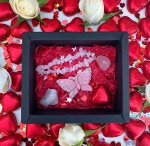 Caja de regalo de cristal de San Valentín cuarzo rosa cristales de ópalo rosa con chocolate - Imagen 1 de 4