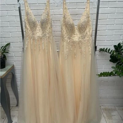 Conjunto de 2 vestidos de novia de David dorados con corpiño adornado paquete Foto 1 de 4