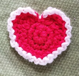 VINTAGE HAND CROCHETED small VALENTINE HEART PIN or doily - Picture 1 of 4