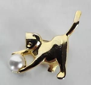 Vintage Gold Tone Cat Playing With Faux Pearl Ball Brooch/Pin - Picture 1 of 7