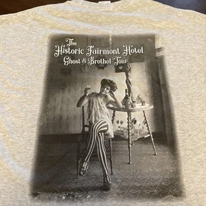 T-shirt Fairmont Hotel Ghost & Bordhel Tour GRANDE Deadwood SD double-face - Foto 1 di 6