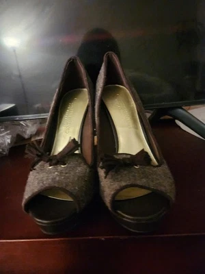 Новые без ценников туфли-лодочки на каблуке Christian Sirano размер 7 Tweed Peep Toe кисточки 4 3/4 дюйма - Изображение 1 из 4