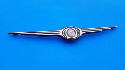 01 02 03 04 CHRYSLER TOWN & COUNTRY PARRILLA DELANTERA EMBLEMA INSIGNIA SÍMBOLO FABRICANTE DE EQUIPOS ORIGINALES B29 Foto 1 de 4