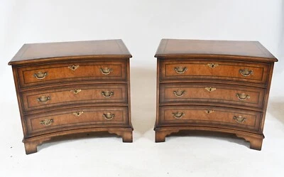 Par de mesitas de noche de nogal Regency Foto 1 de 4