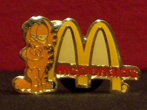 McDonald's Garfield w/ Golden Arches Vintage 1980's Crew Award Pinback - Picture 1 of 1