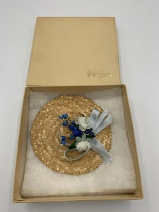 Nieman Marcus Sombrero de Paja Broche Muñeca de Paja Sombrero de Paja Hecho en Italia Nuevo en Caja - Imagen 1 de 4