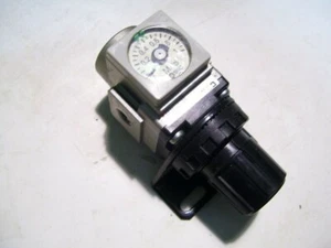 SMC AR20-01BE REGOLATORE MODULARE 0-1.0 MPA (0-145PSI) 145PSI MAX INGRESSO P3082 - Foto 1 di 7