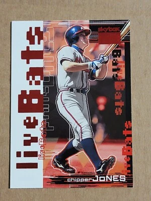 Tarjeta de béisbol SkyBox Premium Live Bats Atlanta Braves 1999 #13 Chipper Jones Foto 1 de 4