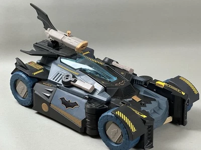 Бэтмобиль DC Comics Batman Ultimate Transforming to BatCave Lights Sound 16 дюймов - Изображение 1 из 4