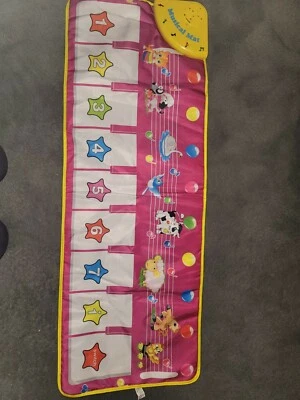 Alfombrilla de teclado musical para piano pequeño. Foto 1 de 4