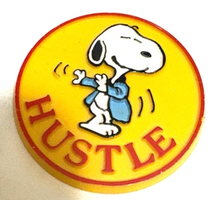 Vintage Snoopy HUSTLE 58mm Pin Badge 1958 United Feature Butterfly Originals - Picture 1 of 3