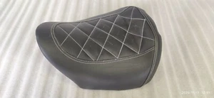 ASIENTO TAPIZADO (SOLO) PARA GUARDABARROS TRASERO HARLEY DAVIDSON V-ROD CAÑA NOCTURNA V VARILLA EN V - Imagen 1 de 11