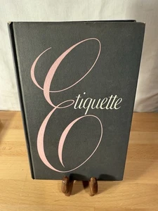 “Etiquette" By Frances Benton, Hardcover vintage 1956 Pre Owned Hard Cover - Foto 1 di 7