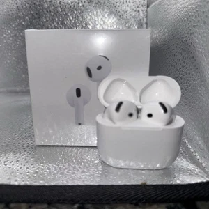 Apple AirPods (4ème génération) avec (ANNULATION ACTIVE DU BRUIT) - Photo 1 sur 8