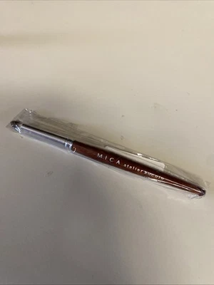 Aplicación de sombra de ojos con pincel pliegue redondo Mica Atelier Foto 1 de 2