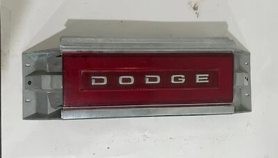 Dodge Dynasty 1988-1993 genuino OEM panel de acabado de luz trasera central Foto 1 de 4