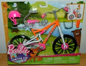 NUEVO EN CAJA BARBIE HECHO PARA MOVERSE CAMPING DIVERTIDO BICICLETA JUEGO CASCO GATO BOTELLA DE AGUA, CORTINAS - Imagen 1 de 7