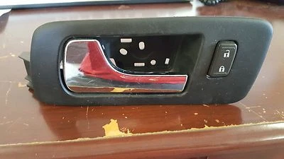 Cadillac STS 2005-06-2008 MANIJA DE PUERTA INTERIOR DEL CONDUCTOR DELANTERO IZQUIERDO CON INTERRUPTOR DE BLOQUEO Foto 1 de 2
