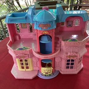Vintage Mattel Fisher Price Hotel Doll House 2001 Hotel Cafe Boutique LPS Toyo’s - Picture 1 of 2