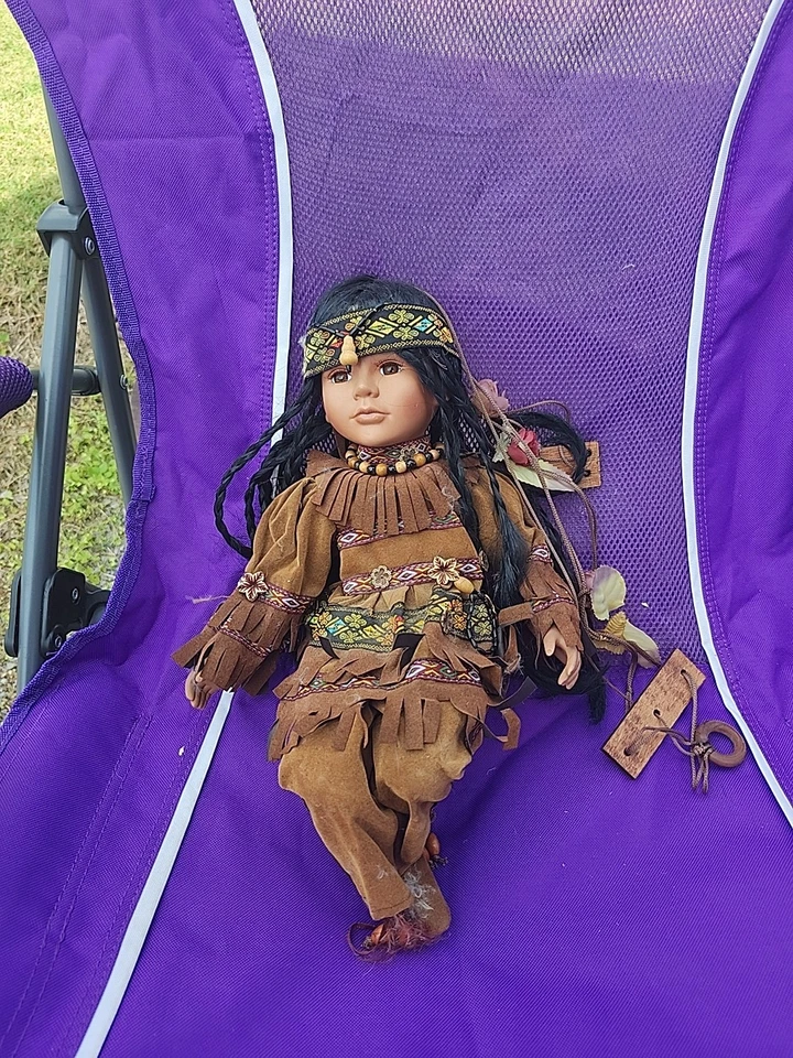 Muñeca de porcelana nativa americana Goldenvale Collection con columpio 14" Foto 1 de 2