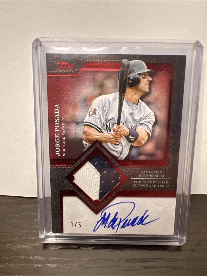 2025 Topps 系列 2 Jorge Posada 旗舰布贴签名红色/5 — 第 1/2 张图片