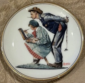 Norman Rockwell Miniatur Sammelteller "THE CRIT" D1-45 - Bild 1 von 2