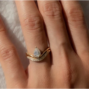 Pear Cut Diamond Ring Set 14k yellow Gold Engagement 1.40 Ct IGI Lab Grown - Picture 1 of 15