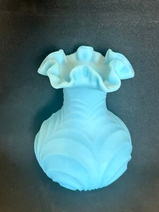 Vaso vetro latte blu satinato vintage Fenton bordi increspati design conchiglia 8 pollici - Foto 1 di 6