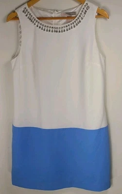 Vestido recto adornado Love 21 talla M blanco azul bloques de colores estrás cuello usado en excelente estado Foto 1 de 4