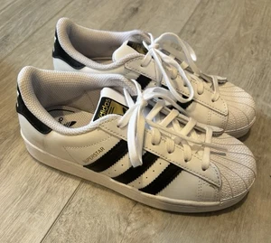 Tenis ADIDAS SUPERSTAR J JÓVENES NIÑOS GRANDES Blanco y Negro Talla 2Y - Imagen 1 de 6