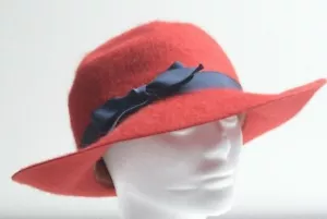 VTG G. Fox & Co Hartford Union vintage Womans Red hat 6 3/4 KMF Blue ribbon - Picture 1 of 8