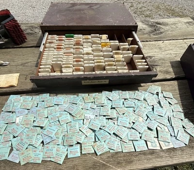 Armario de piezas de relojeros Bulova Jewlers vintage más piezas nuevas. Foto 1 de 4