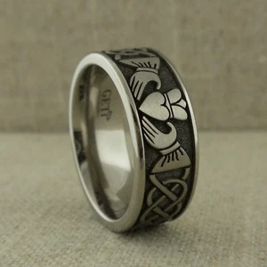 Fede nuziale Claddagh larga 9 mm in titanio made in UK misura 9,5 - Foto 1 di 4