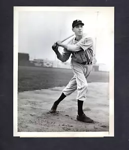 Vance Dinges batting pose 1945 Press Photo Philadelphia Phillies - Picture 1 of 2