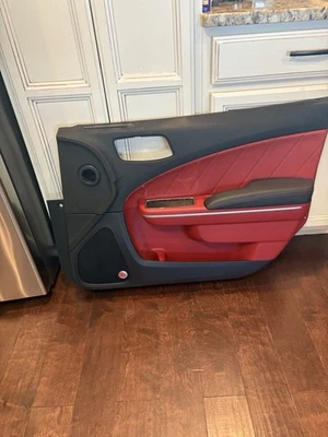 Panel de moldura interior de puerta de pasajero delantero rojo Dodge Charger 2023 Foto 1 de 4