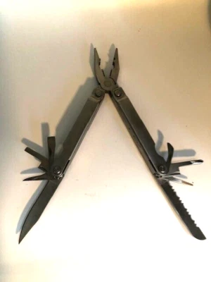 Alicates plegables multiherramienta con 16 funciones con funda de acero inoxidable Foto 1 de 4