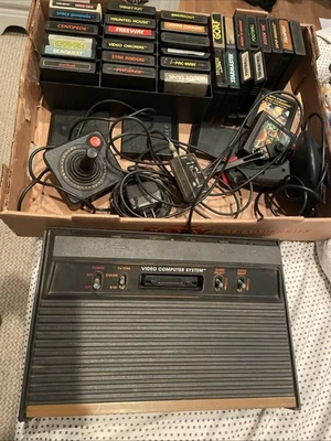 Consola masiva de colección Atari 2600 Woodgrain con juegos - Joystick Command Qbert Frog Foto 1 de 4