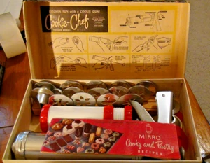 Vintage Cookie Chef Trigger Quick Cookie Gun Pastry Decorator Recipes 32 pcs - Picture 1 of 24