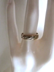 VINTAGE CELTIC BAND RING 9CT YELLOW AND WHITE GOLD - Picture 1 of 2