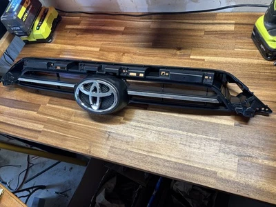 Parrilla Toyota 4Runner OEM 5310135100 o 5312135100 genuina 2020-2023 Foto 1 de 4