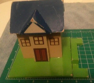Small toy wooden house vintage. PLEASE SEE ALL THE PICTURES. - Picture 1 of 11