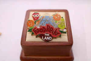 DISNEY FOOD ROCKS THE LAND 2000 PIN BADGE - Picture 1 of 3