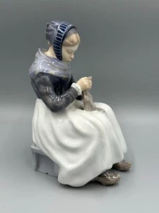 Vintage ROYAL COPENHAGEN 1317 Woman KNITTING / Sewing Bentner Porcelain Figurine - Picture 1 of 12