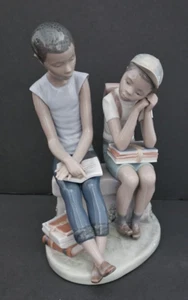 LLADRO Black Legacy "School Chums" Two School Boys 5237 Porzellan Figur - Bild 1 von 16